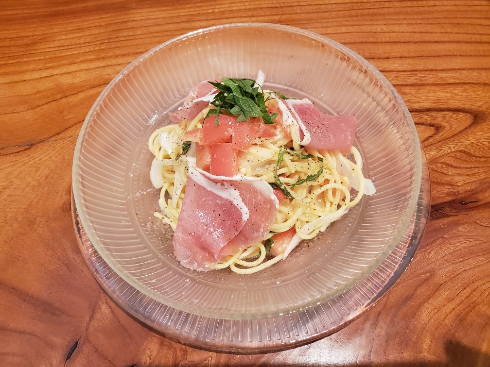 フレッシュトマトと生ハムの冷製パスタ