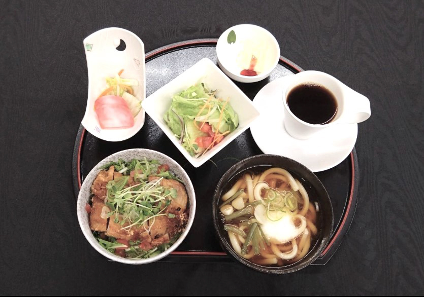 2025年5月マンスリーメニュー 「油淋鶏丼と山菜うどんセット」