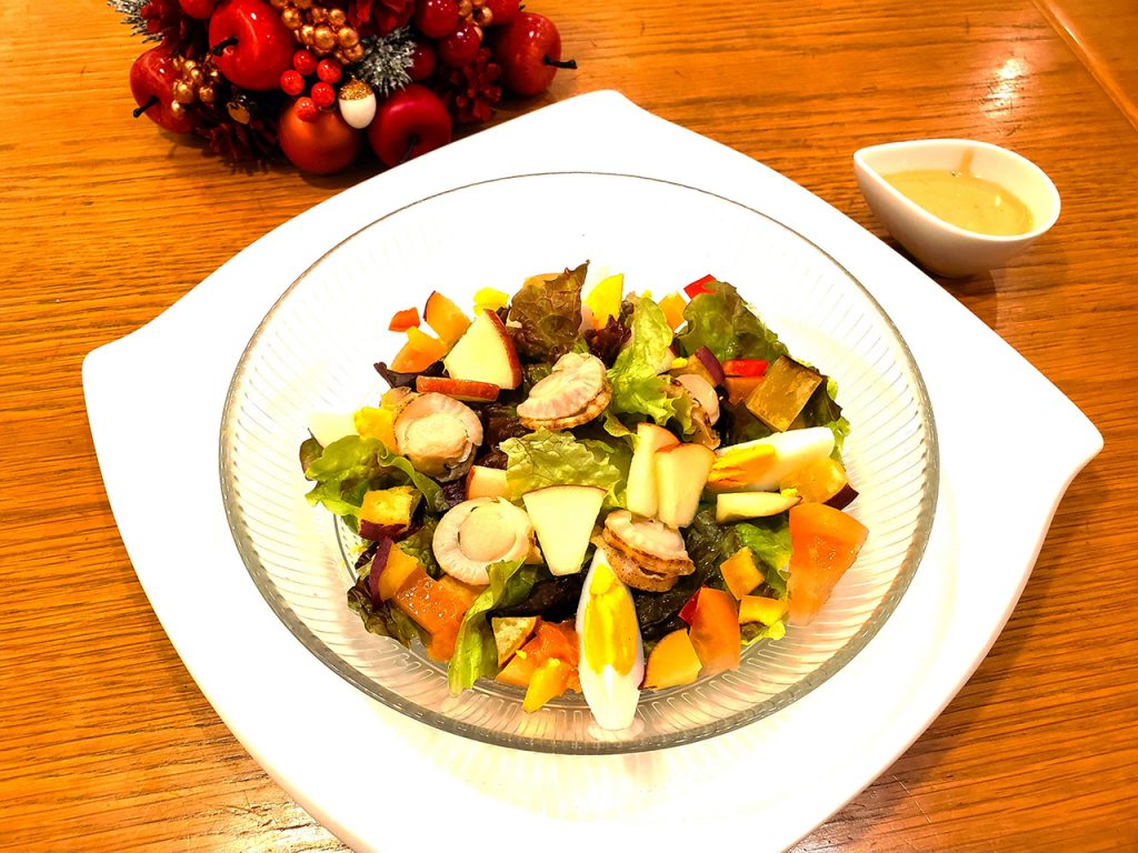 つがる市産りんごと県産ベビー帆立のサラダ