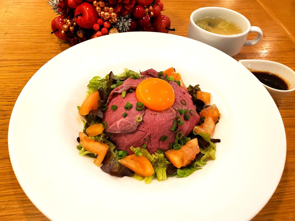 ローストビーフ丼セット　スープ・蜜りんご付