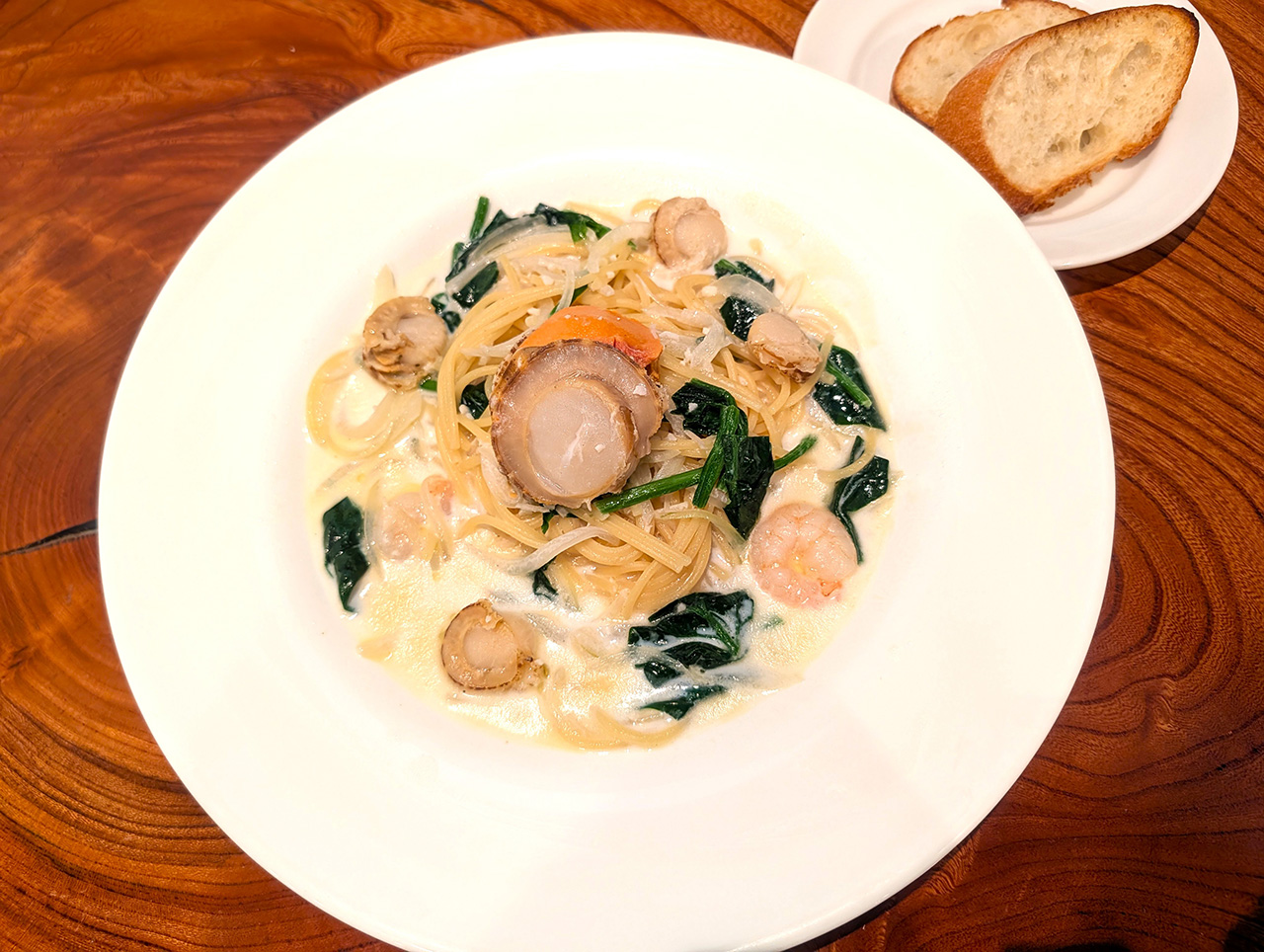 たっぷりホタテとほうれん草のスープパスタ バゲット付き