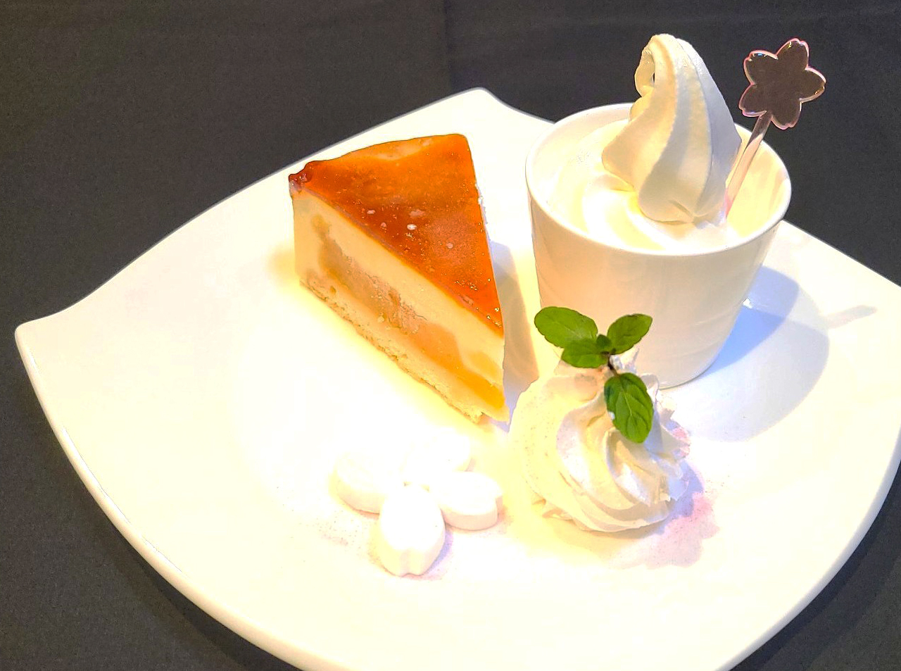 リンゴのシブーストとバニラソフトアイス