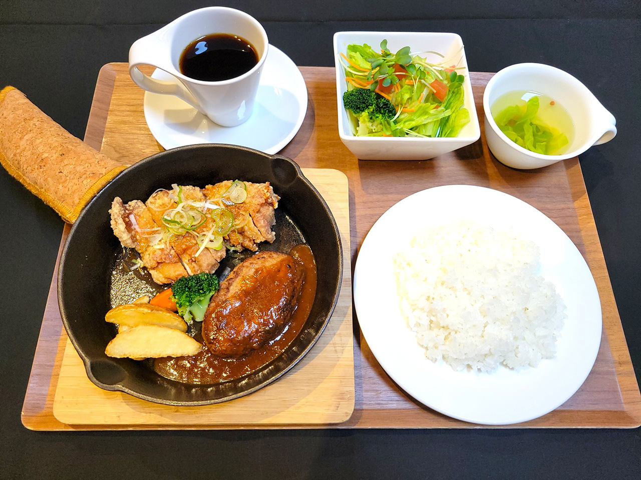デミソースハンバーグと油淋鶏