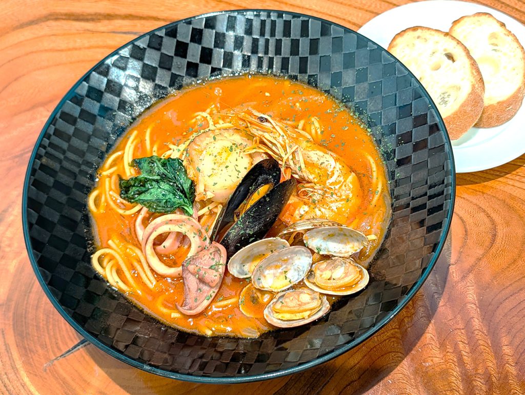 海鮮たっぷり**のトマトスープパスタ（温）　バゲット付