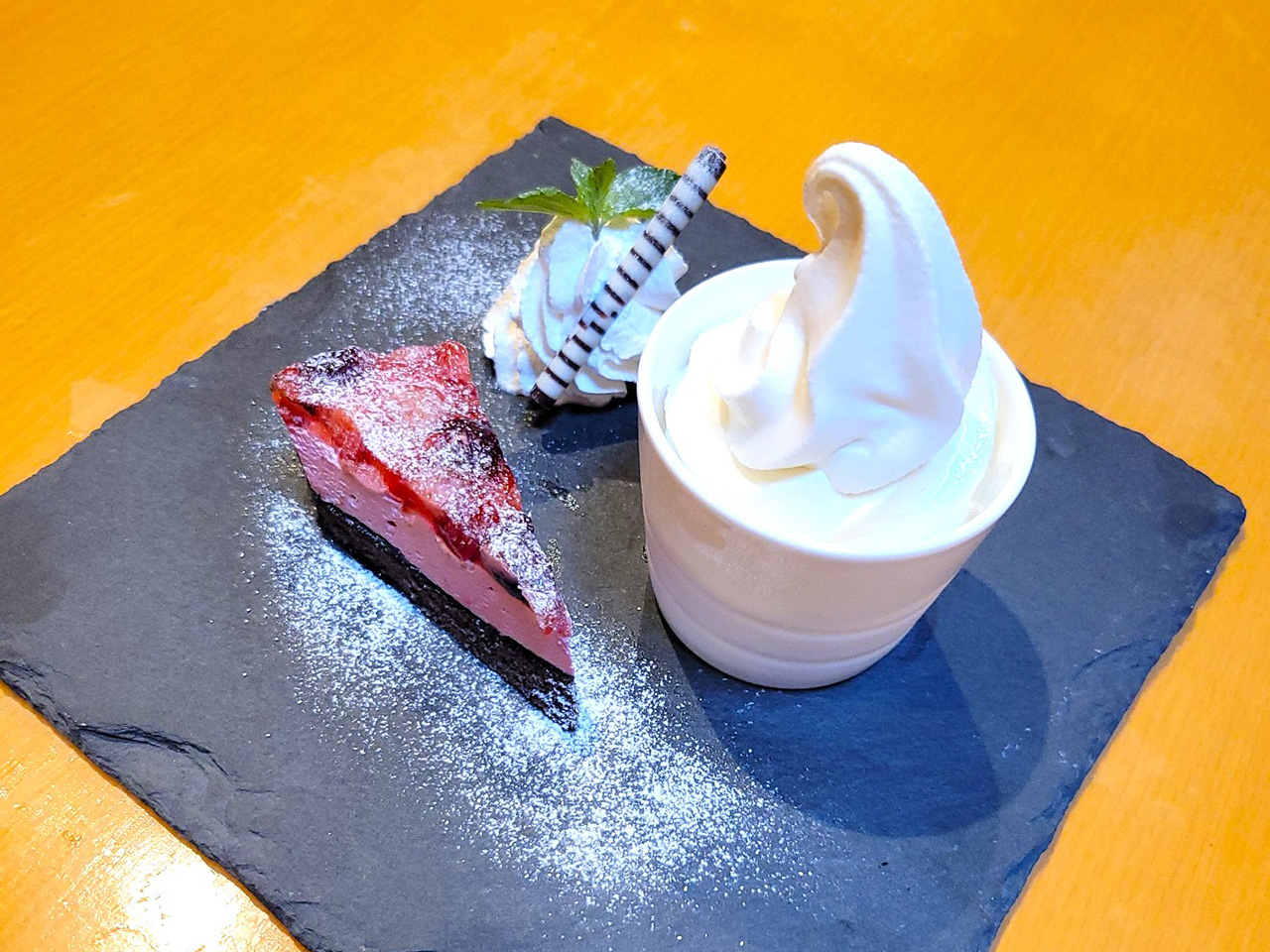 ミックスベリーケーキとバニラソフトアイス