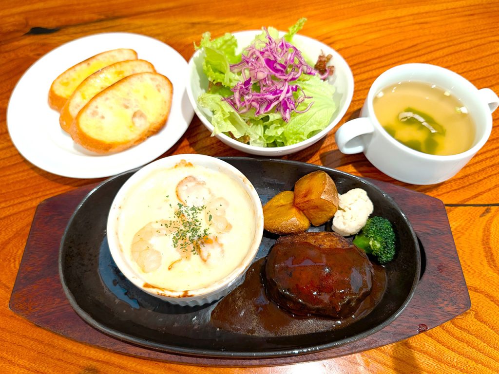 今月のおすすめ 2026年8月　「青森サーモンと県産ベビー帆立のグラタンとライアンハンバーグのハーフハーフセット」他