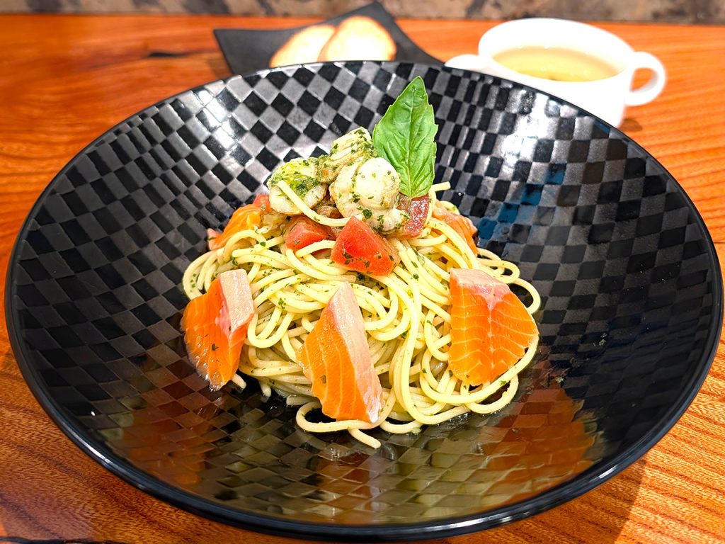 青森サーモンと県産ベビー帆立の冷製ジェノベーゼパスタ