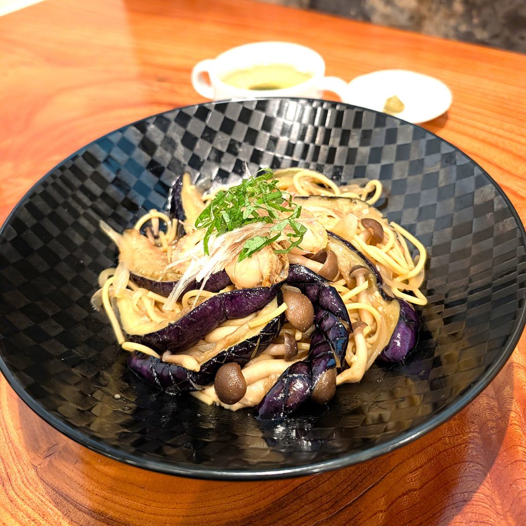 秋茄子と県産ベビー帆立の和風パスタ（柚子胡椒添え）スープ付