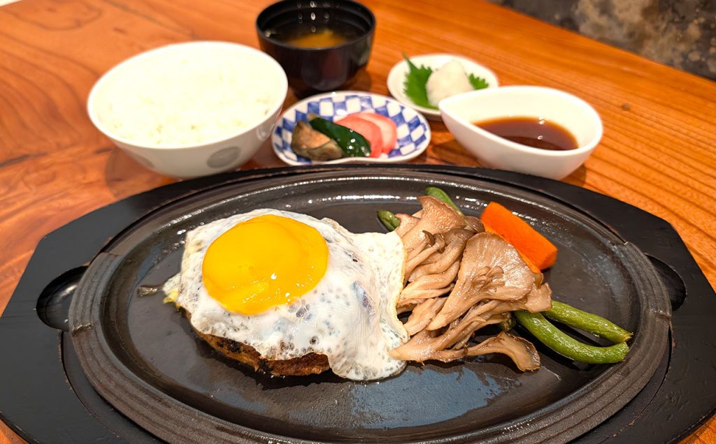 秋の和風おろしソースハンバーグ目玉焼のせ、きの子添え